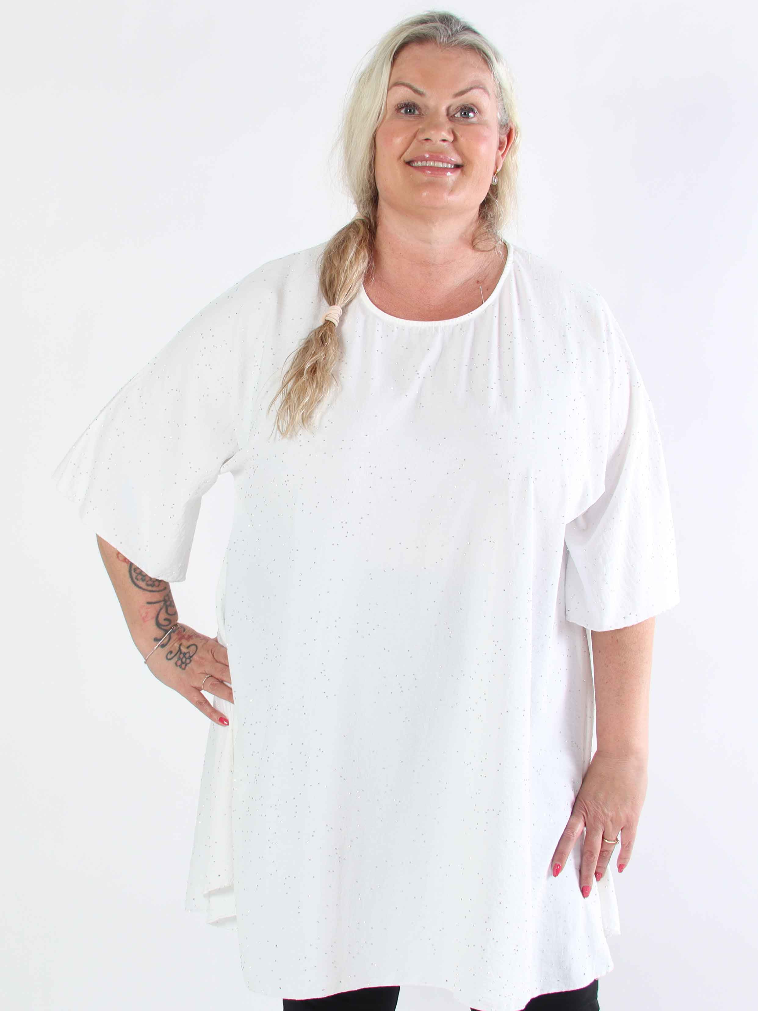 Johanne - Enfärgad klänning i stor storlek med utsmyckning av fuskpäls